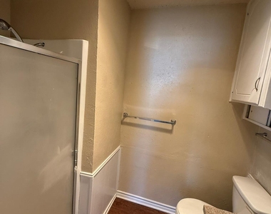 708 E Pecan Street - Photo Thumbnail 7