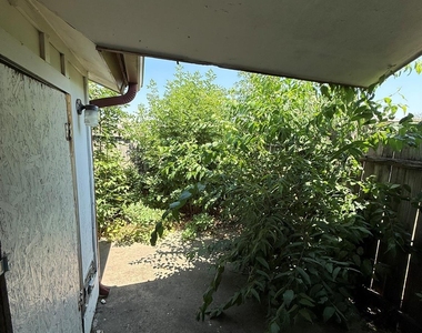 708 E Pecan Street - Photo Thumbnail 9