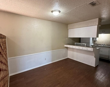 708 E Pecan Street - Photo Thumbnail 2