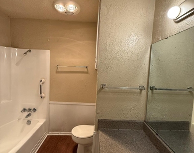 708 E Pecan Street - Photo Thumbnail 5