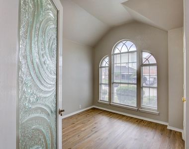 4637 Parkmount Drive - Photo Thumbnail 9
