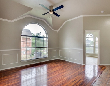 4637 Parkmount Drive - Photo Thumbnail 5