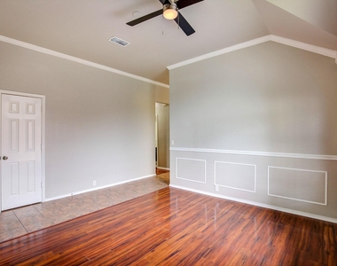 4637 Parkmount Drive - Photo Thumbnail 7