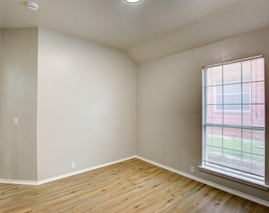 4637 Parkmount Drive - Photo Thumbnail 28