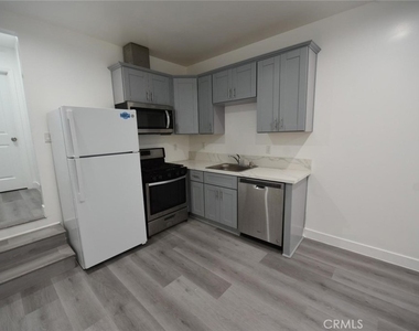 7260 Yolanda Avenue - Photo Thumbnail 4
