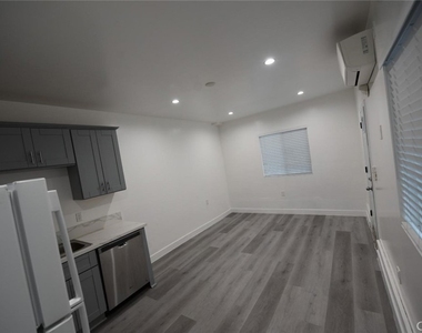 7260 Yolanda Avenue - Photo Thumbnail 5