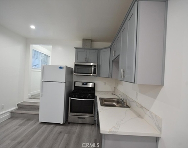 7260 Yolanda Avenue - Photo Thumbnail 6