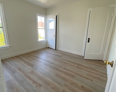 1522 Bronson Ave - Photo Thumbnail 3