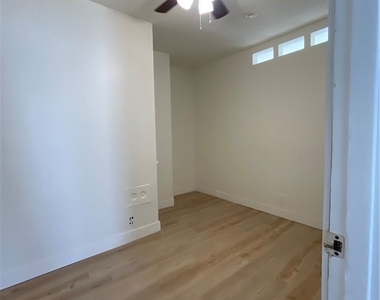 1522 Bronson Ave - Photo Thumbnail 4