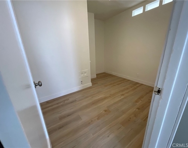 1522 Bronson Ave - Photo Thumbnail 5