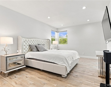 6926 Chimineas Avenue - Photo Thumbnail 24