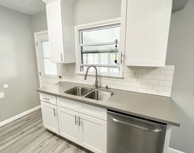6158 Adenmoor Avenue - Photo Thumbnail 5