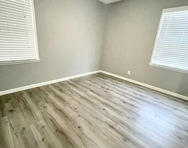 6158 Adenmoor Avenue - Photo Thumbnail 7