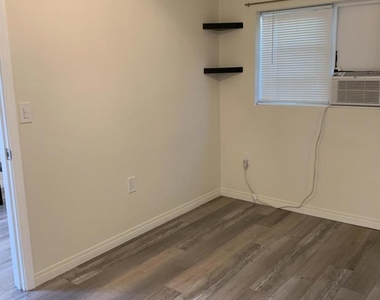 10528 Langmuir Avenue - Photo Thumbnail 13