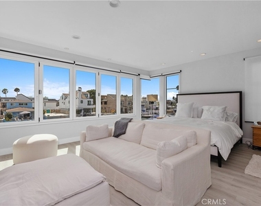 3915 Marcus Avenue - Photo Thumbnail 19