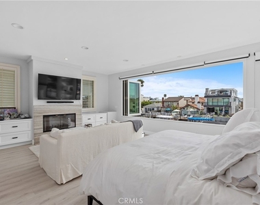 3915 Marcus Avenue - Photo Thumbnail 21