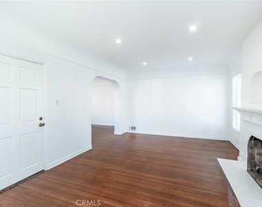 2230 Montrose Avenue - Photo Thumbnail 6