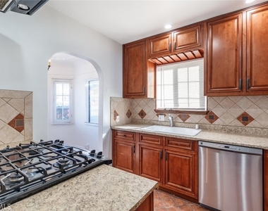 2230 Montrose Avenue - Photo Thumbnail 23
