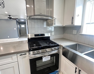 1033 S Bonnie Beach Place - Photo Thumbnail 5