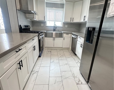 1033 S Bonnie Beach Place - Photo Thumbnail 3