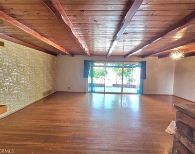 932 W Granada Court - Photo Thumbnail 2