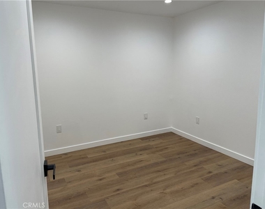 565 N Mariposa - Photo Thumbnail 9