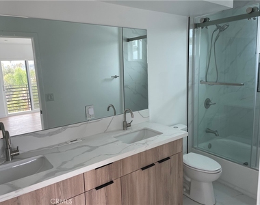 565 N Mariposa - Photo Thumbnail 17