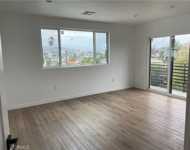 565 N Mariposa - Photo Thumbnail 4