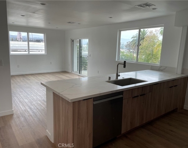 565 N Mariposa - Photo Thumbnail 2