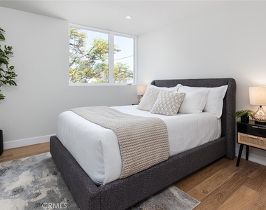 2824 Rowena Avenue - Photo Thumbnail 2