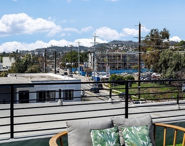2824 Rowena Avenue - Photo Thumbnail 16