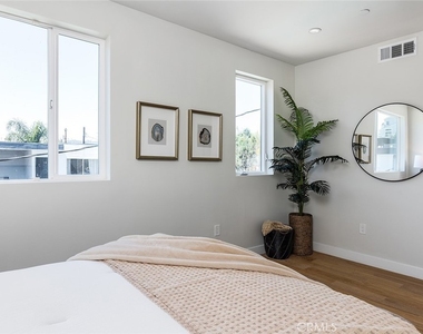 2824 Rowena Avenue - Photo Thumbnail 12