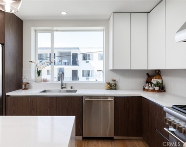 2824 Rowena Avenue - Photo Thumbnail 6