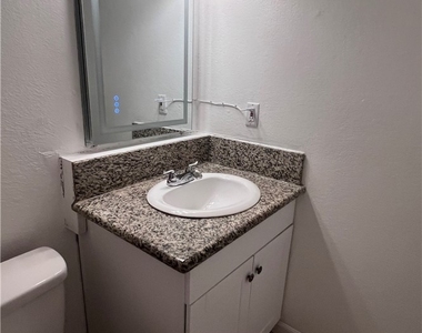 929 W Sierra Madre - Photo Thumbnail 4