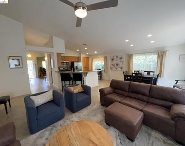 400 Pinenut St - Photo Thumbnail 2