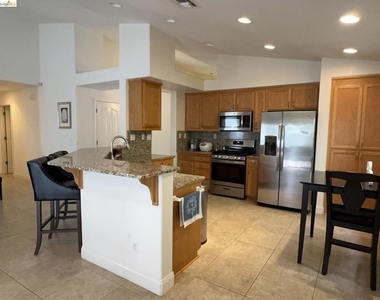 400 Pinenut St - Photo Thumbnail 3