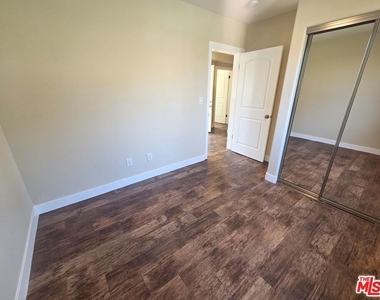 1721 W 39th Pl - Photo Thumbnail 2