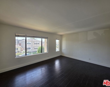 221 Argonne Avenue - Photo Thumbnail 5