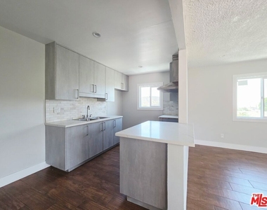 9949 Pinewood Avenue - Photo Thumbnail 4