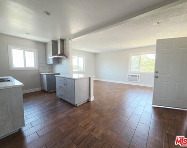 9949 Pinewood Avenue - Photo Thumbnail 11