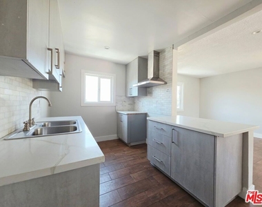 9949 Pinewood Avenue - Photo Thumbnail 2