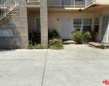 15943 Victory Boulevard - Photo Thumbnail 3