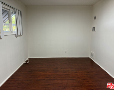 15943 Victory Boulevard - Photo Thumbnail 8