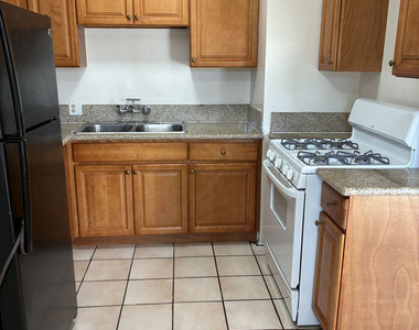 15943 Victory Boulevard - Photo Thumbnail 7