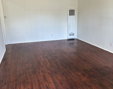 15943 Victory Boulevard - Photo Thumbnail 4