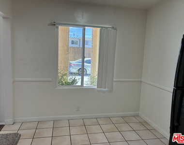 15943 Victory Boulevard - Photo Thumbnail 5