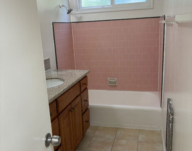15943 Victory Boulevard - Photo Thumbnail 10