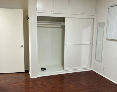 15943 Victory Boulevard - Photo Thumbnail 9