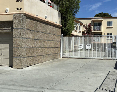 15943 Victory Boulevard - Photo Thumbnail 2