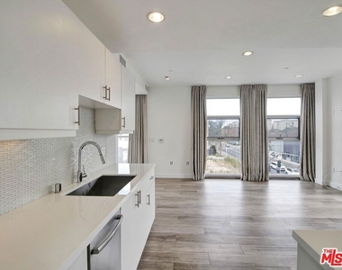 600 S La Brea Avenue - Photo Thumbnail 11